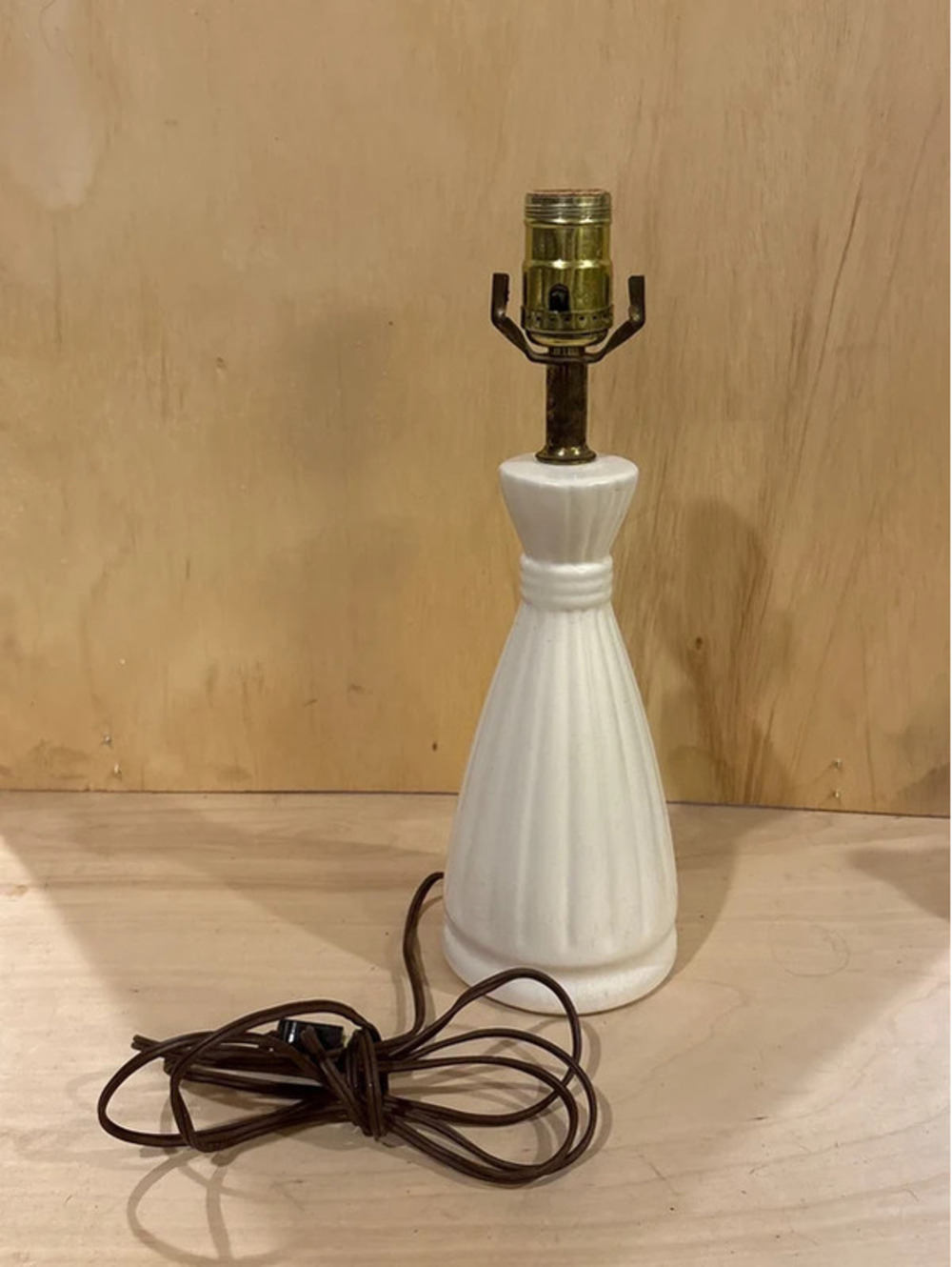 Vintage Mid Century White Ceramic Fluted Table Lamp Ribbon Neck Leviton MCM